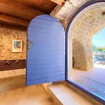 Steinvilla Margaret Mit Pool Und Besonderem Flair By Interhome *