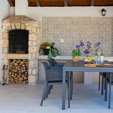Steinvilla Margaret Mit Pool Und Besonderem Flair By Interhome Ferienhaus *