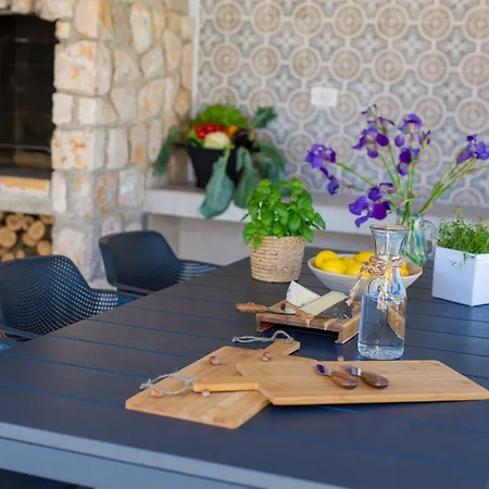 Steinvilla Margaret Mit Pool Und Besonderem Flair By Interhome Garica