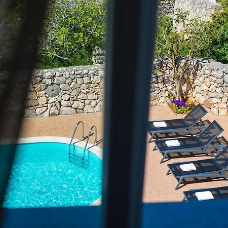 Steinvilla Margaret Mit Pool Und Besonderem Flair By Interhome