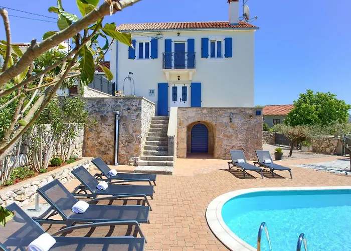 Steinvilla Margaret Mit Pool Und Besonderem Flair By Interhome
