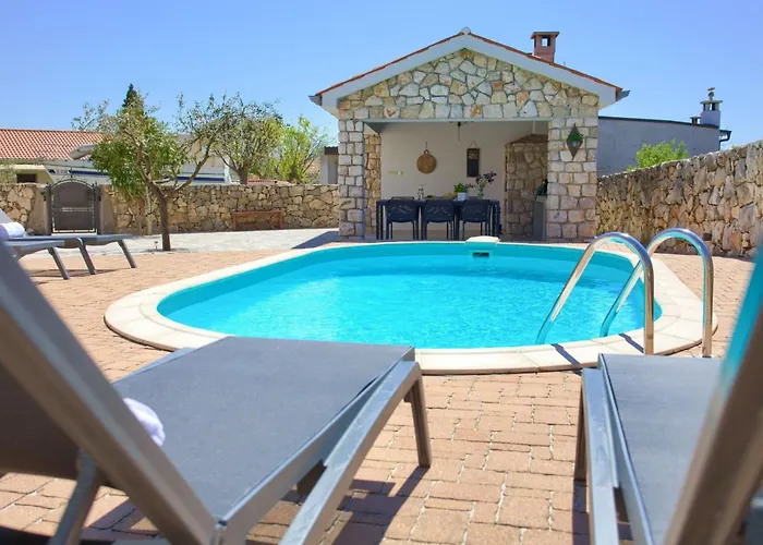 Steinvilla Margaret Mit Pool Und Besonderem Flair By Interhome