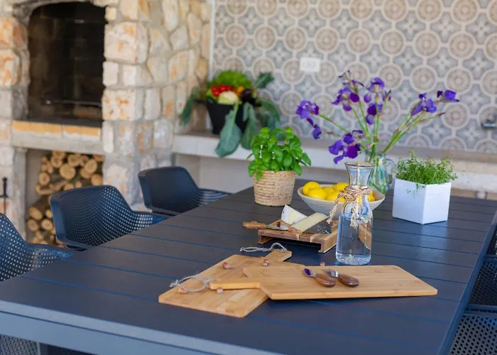 Steinvilla Margaret Mit Pool Und Besonderem Flair By Interhome Garica