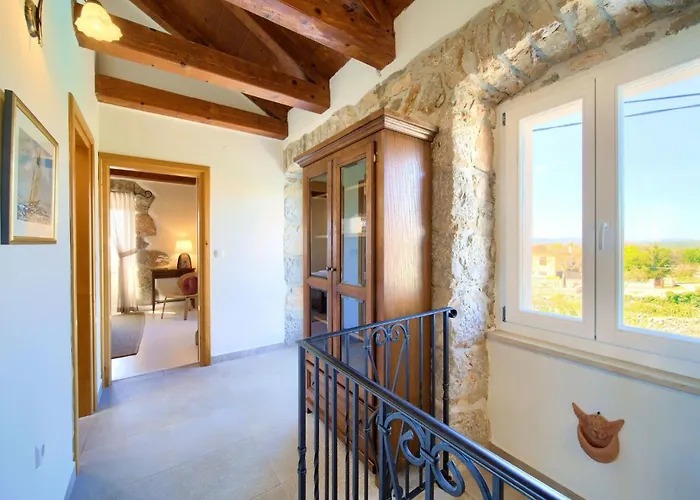 Steinvilla Margaret Mit Pool Und Besonderem Flair By Interhome בית נופש Garica