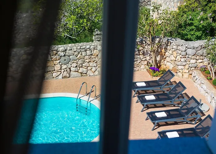 Steinvilla Margaret Mit Pool Und Besonderem Flair By Interhome