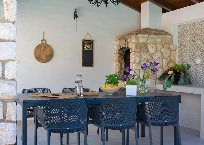 Holiday home Steinvilla Margaret Mit Pool Und Besonderem Flair By Interhome Garica