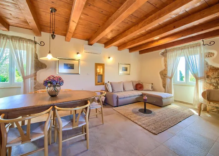Steinvilla Margaret Mit Pool Und Besonderem Flair By Interhome Garica