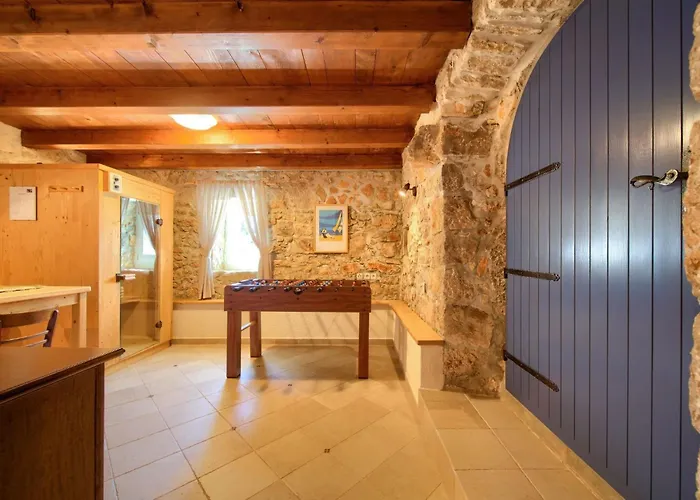 Steinvilla Margaret Mit Pool Und Besonderem Flair By Interhome