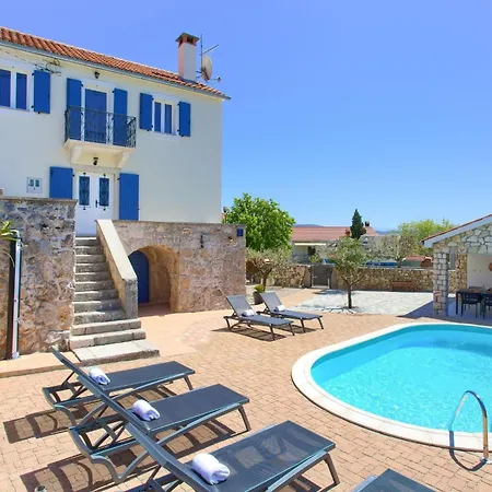 Steinvilla Margaret Mit Pool Und Besonderem Flair By Interhome * Garica
