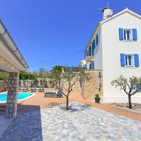 Vikendica Steinvilla Margaret Mit Pool Und Besonderem Flair By Interhome