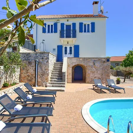 Steinvilla Margaret Mit Pool Und Besonderem Flair By Interhome