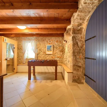Steinvilla Margaret Mit Pool Und Besonderem Flair By Interhome